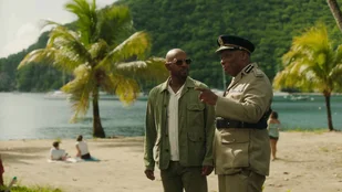 Don Gilet als DI Mervin Wilson und Don Warrington als Commissioner Patterson am Strand von Saint Marie