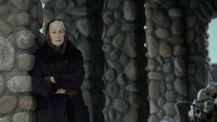 Helen Mirren als Cara Dutton in der Episode „Umgeben von Schrecken“ (2x03) der Serie „1923“