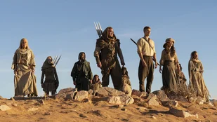 Daniel Henney (al'Lan Mandragoran), Josha Stradowski (Rand al'Thor), Rosamund Pike (Moiraine Damodred) in der Serie „Rad der Zeit“