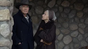 Harrison Ford und Helen Mirren auf einem Szenenfoto der Episode „Die eisernen Flüsse“ der Serie „1923“