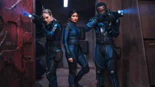 Caoilfhionn Dunne; Varada Sethu und Ncuti Gatwa in der Episode „The Well“ der Serie „Doctor Who“
