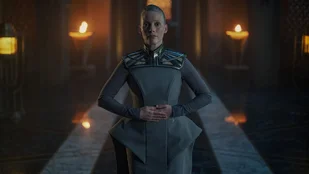 Laura Birn auf einem Szenenfoto aus der Episode „Shadows in the Math“ von „Foundation“