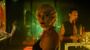 Baytar (Synnøve Karlsen) auf einem Szenenfoto aus der Episode „When a Book Finds You“ (3x03) der Serie „Foundation“