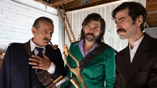 Szenenfoto mit Marcos (Pavlos Kourtidis, l.) und seinen Söhnen Paris (Jasin Challah, M.) und Hektor (Samy Challah, r.) aus der Serie „Rembetis - Die Geisterjäger“