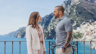 Szenenfoto aus „Hotel Costiera“ mit Jesse Williams und Maria Chiara Giannetta