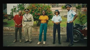 Das Fotoshooting mit dem Commissioner war ein voller Erfolg in der Serie „Death in Paradise“.