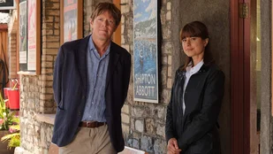 Kris Marshall und Zahra Ahmadi in der vierten Staffel der Serie „Beyond Paradise”