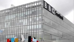 SerienBiz: Netflix unter Druck und BBC streicht 2.000 Stellen