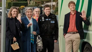 Das Ermittler-Team von Shipton Abbott in der Serie „Beyond Paradise“