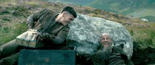 Ivar (Alex Høgh Andersen) und Vater Ragnar (Travis Fimmel) graben nach Schätzen / (c) History
