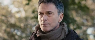 Madam Secretary: Tim Daly bricht sich bei Skiunfall beide Beine