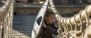 Lagertha (Katheryn Winnick) unter Beschuss in der „Vikings“-Episode „On the Eve“ / (c) History