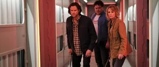 Jared Padalecki, Aaron Douglas, und Samantha Smith in „Supernatural“ / (c) The CW