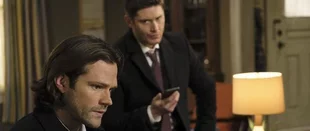 Jared Padalecki und Jensen Ackles in der „Supernatural“-Episode „Somewhere between Heaven and Hell“ / (c) The CW