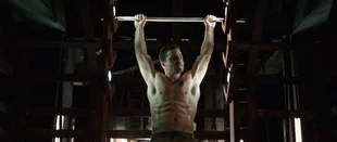 Arrow: Stephen Amell wagt den American-Ninja-Warrior-Kurs
