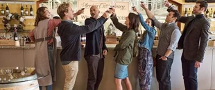 Cast der Serie „Friends from College“ / (c) Netflix