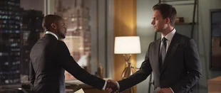 Dulé Hill und Patrick J. Adams in der US-Serie „Suits“ / (c) USA Network