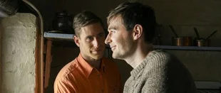 Man in an Orange Shirt: Review der Pilotepisode