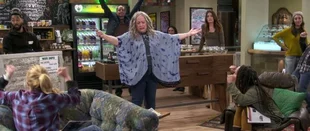 Kathy Bates in der Serie „Disjointed“ / (c) Netflix