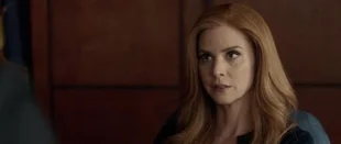 Sarah Rafferty als Donna in der Serie „Suits“ / (c) USA Network