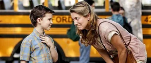 Mary (Zoe Perry, r.) bringt ihren Sohn Sheldon (Iain Armitage, l.) in die Schule. / (c) CBS