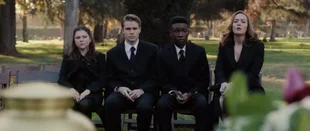 Rebecca (Mandy Moore) und die Kinder nehmen Abschied in der Serie „This Is Us“ (c) NBC