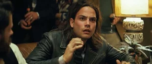 Ramon (Daniel Zovatto) wird von merkwürdigen Halluzinationen heimgesucht. (c) HBO