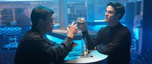 Jeff Trail (Finn Wittrock, l.) macht die verhängnisvolle Bekanntschaft von Andrew Cunanan (Darren Criss). (c) FX