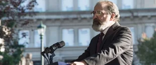 Saul (Mandy Patinkin) hält seine Antrittsrede als Nationaler Sicherheitsberater. (c) Showtime