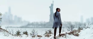 Im Schatten der Freiheitsstatue sucht KJ Harper (Clare-Hope Ashitey) nach der Wahrheit. (c) Netflix