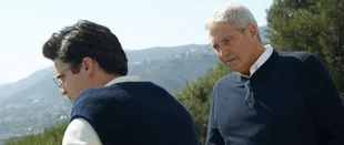 Norman (Michael Nouri, r.) ist einer der Wenigen, die Andrew Cunanan (Darren Criss) entkommen konnten. (c) FX