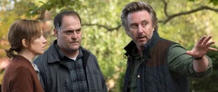 Brett O'Keefe (Jake Weber, r.) bespricht das weitere Vorgehen mit seinen Gastgebern. (c) Showtime