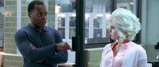 Malcolm Goodwin und Rose McIver in „iZombie“ (c) The CW