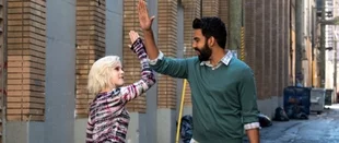 Rose McIver und Rahul Kohli in „iZombie“ / (c) The CW