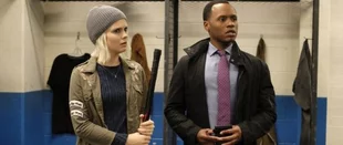 Rose McIver und Malcolm Goodwin in „iZombie“ (c) The CW