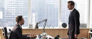 Mike (Patrick J. Adams) und Harvey (Gabriel Macht) in der Serie „Suits“ (c) USA Network