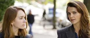 Die vielen Gesichter der Elizabeth J. (Keri Russell, r.) - Teil I (FX)