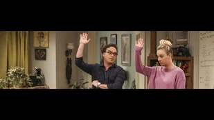 Leonard (Johnny Galecki) und Penny (Kaley Cuoco) wagen den Putsch. (c) CBS