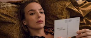 Üblicherweise erfährt Villanelle (Jodie Comer) von einer Postkarte, wo sie als Nächstes zuschlagen soll. (c) BBC America