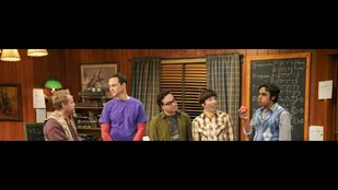 Dr. Robert Wolcott (Peter MacNicol) verschlägt Sheldon (Jim Parsons) und Co die Sprache. (c) CBS