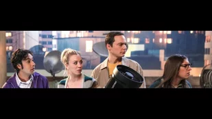 Raj (Kunal Nayyar) und Penny (Kaley Cuoco) entdecken einen Kometen. (c) CBS