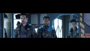 Steven Strait, Cas Anvar und Dominique Tipper in „The Expanse“ (c) Rafy/Syfy