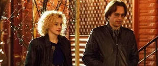 Zu spät versteht Philip (Matthew Rhys), was er Kimmy (Julia Garner) antut. (c) FX