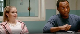 Rose McIver und Malcolm Goodwin in „iZombie“ (c) The CW