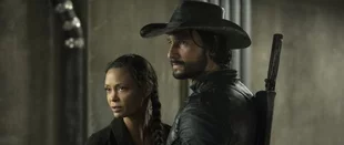Maeve (Thandie Newton) und Hector (Rodrigo Santoro) befinden sich auf der Flucht. (c) HBO