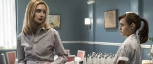 Von Simone (Caitlin FitzGerald, l.) bekommt Tess (Ella Purnell) klare Ansagen. (c) Starz