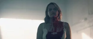 June (Elisabeth Moss) schreckt auch vor Selbstverstümmelung nicht zurück. (c) Hulu