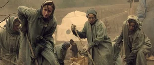 Die Lebens- und Arbeitsbedingungen in den Kolonien sind unmenschlich. (c) Hulu