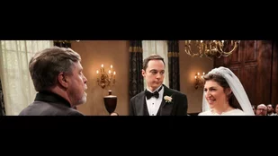 Unter den Augen von Mark Hamill geben sich Sheldon (Jim Parsons) und Amy (Mayim Bialik) in „The Big Bang Theory“ das Jawort. (c) CBS