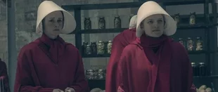 Emily (Alexis Bledel, l.) und June (Elisabeth Moss) treffen sich wieder. (c) Hulu
